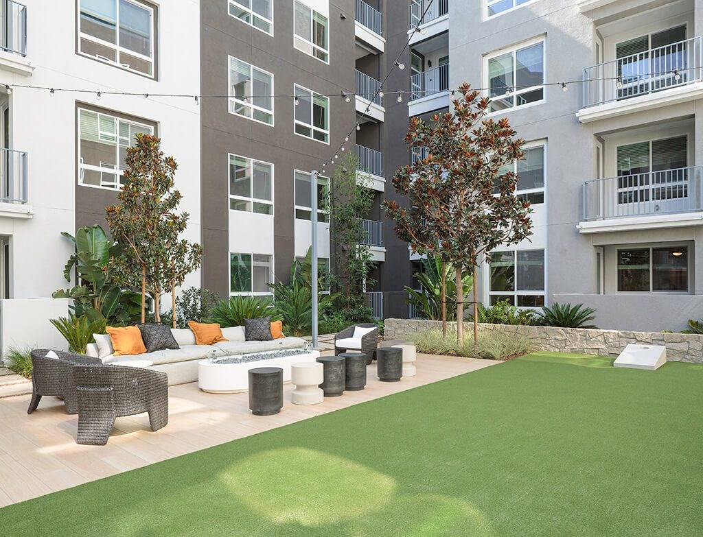 Exterior Courtyard The Patio Seating at The Wylden Apartments in Los Angeles CA