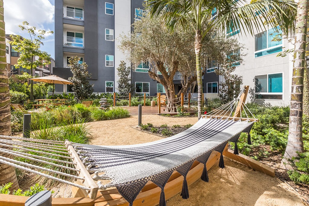 Exterior Courtyard Villa Hammock at Vita Apartment Homes in Orange CA