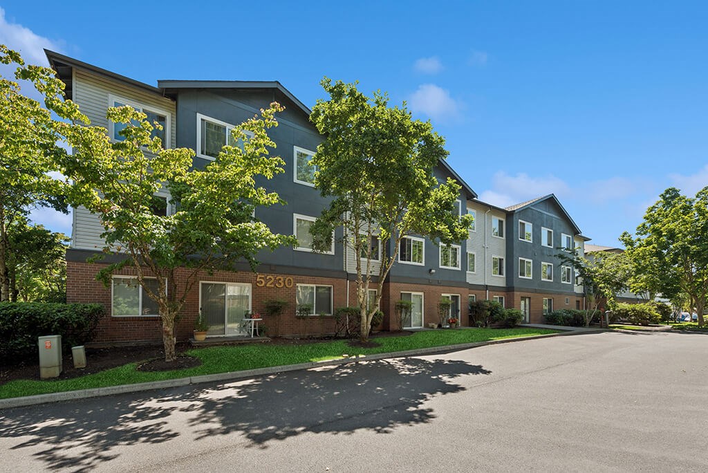 Exterior courtyard at Lakewood Meadows Apartments in Lakewood WA