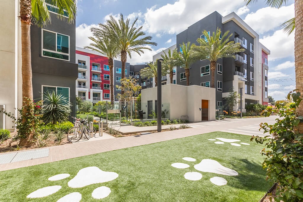 Exterior Pet Park Paw Spot and Pet Wash at Vita Apartment Homes in Orange CA