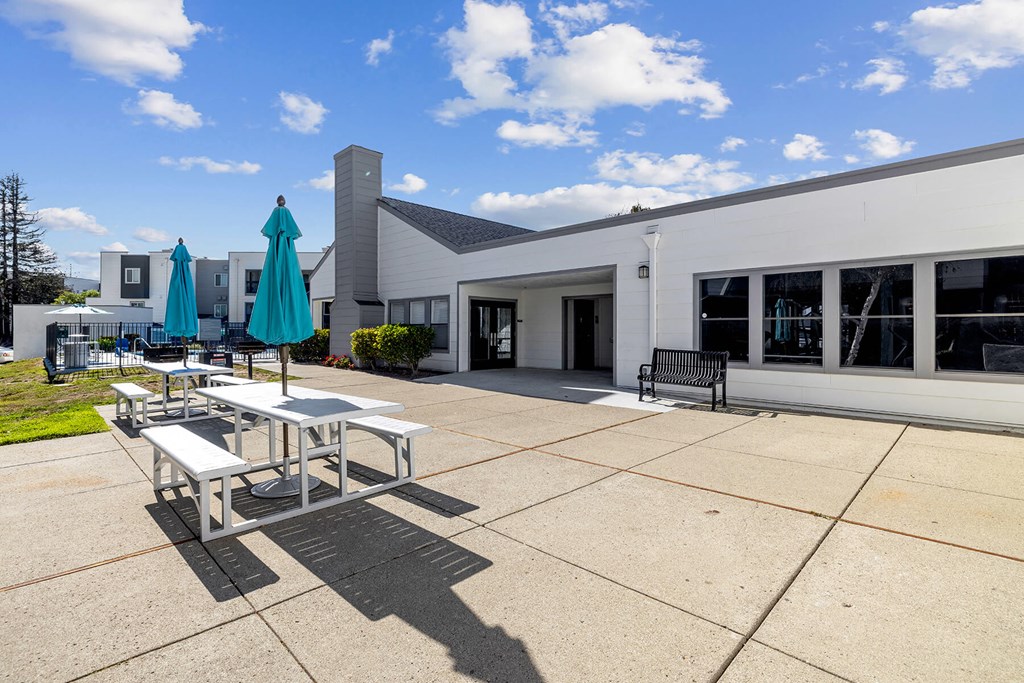 Exterior Picnic Area at Hilltop Commons Apartments in San Pablo CA