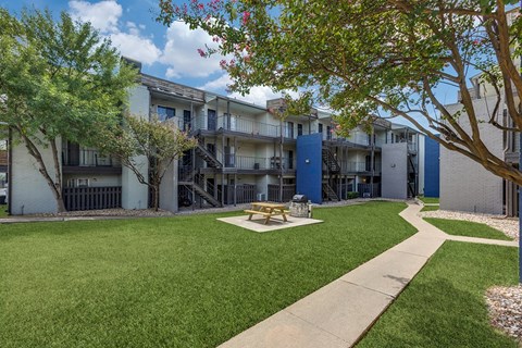 Outdoor picnic area at Mission James Place Apartments in Austin TX
