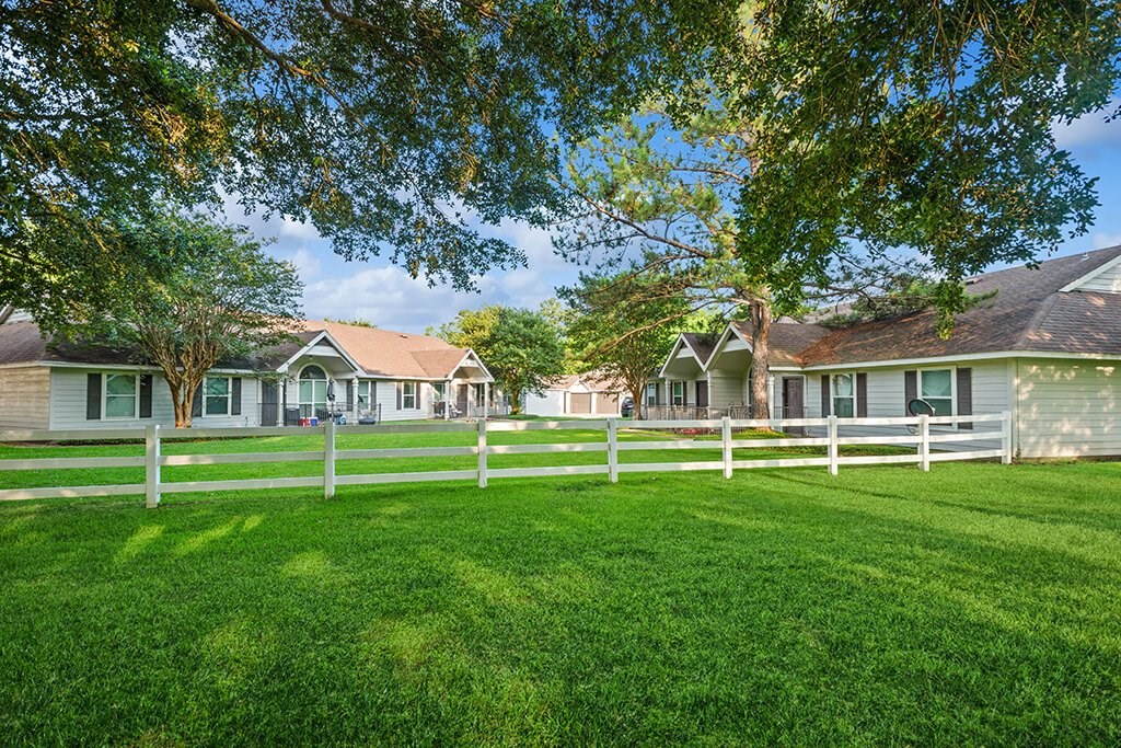 Exterior of leasing office at Dayton Park Apartments in Dayton TX