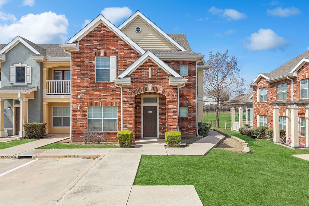 Exterior brick building at Ironwood Crossing Apartments and Townhomes in Fort Worth TX