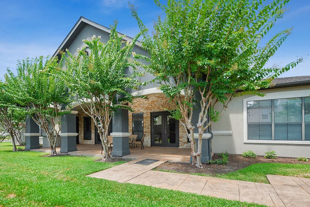 Green lush landscaping at Parkway Senior Apartments in Pasadena TX
