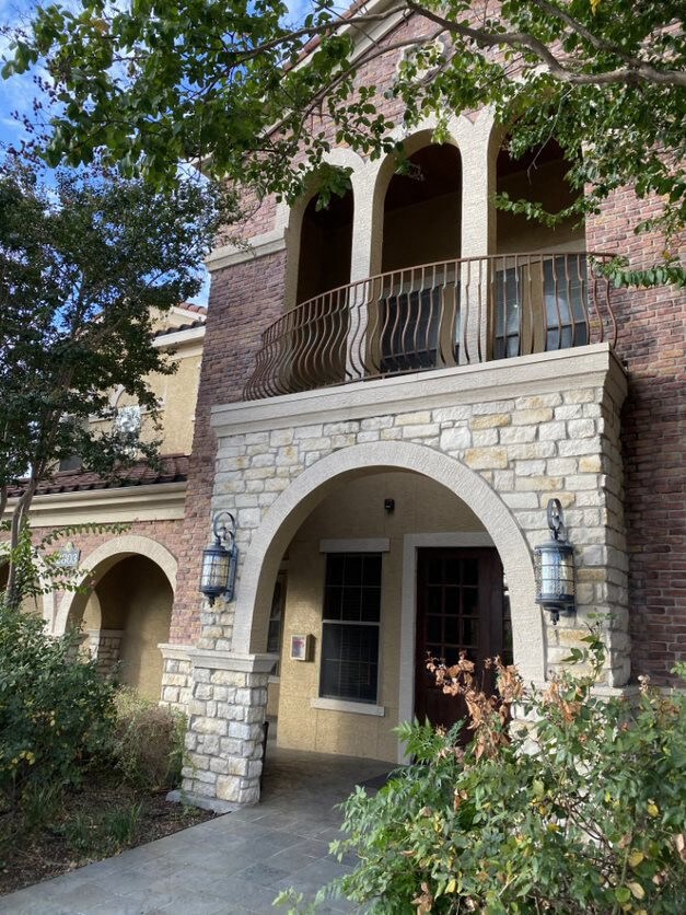 Exterior stone entry at The Sorento Apartments in San Antonio TX