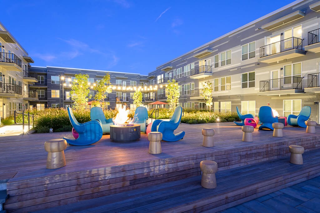 a fire pit in the middle of an apartment complex