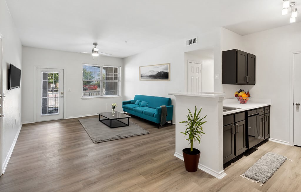 Living room with ceiling fan at Bonito Parque Apartments in San Antonio TX