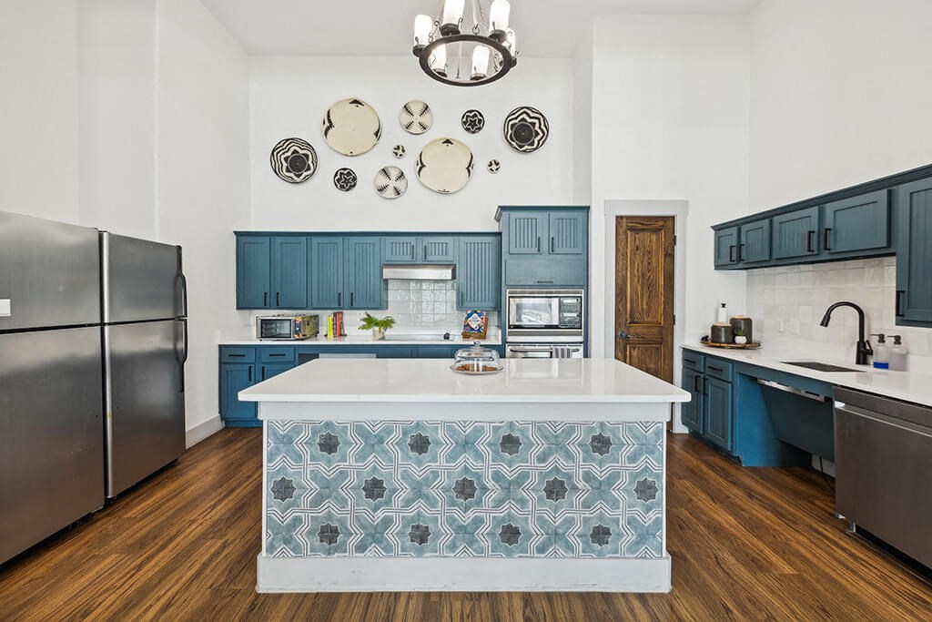 Kitchen lounge at Bonito Parque Apartments in San Antonio TX