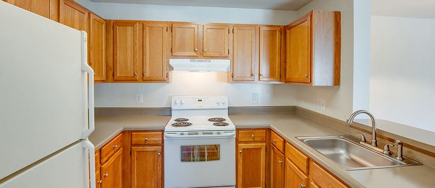 Kitchen cabinets at Riverwoods, Riverwoods at Towne Square, and Riverwoods at Lake Ridge in Woodbridge VA - Photo Gallery 1