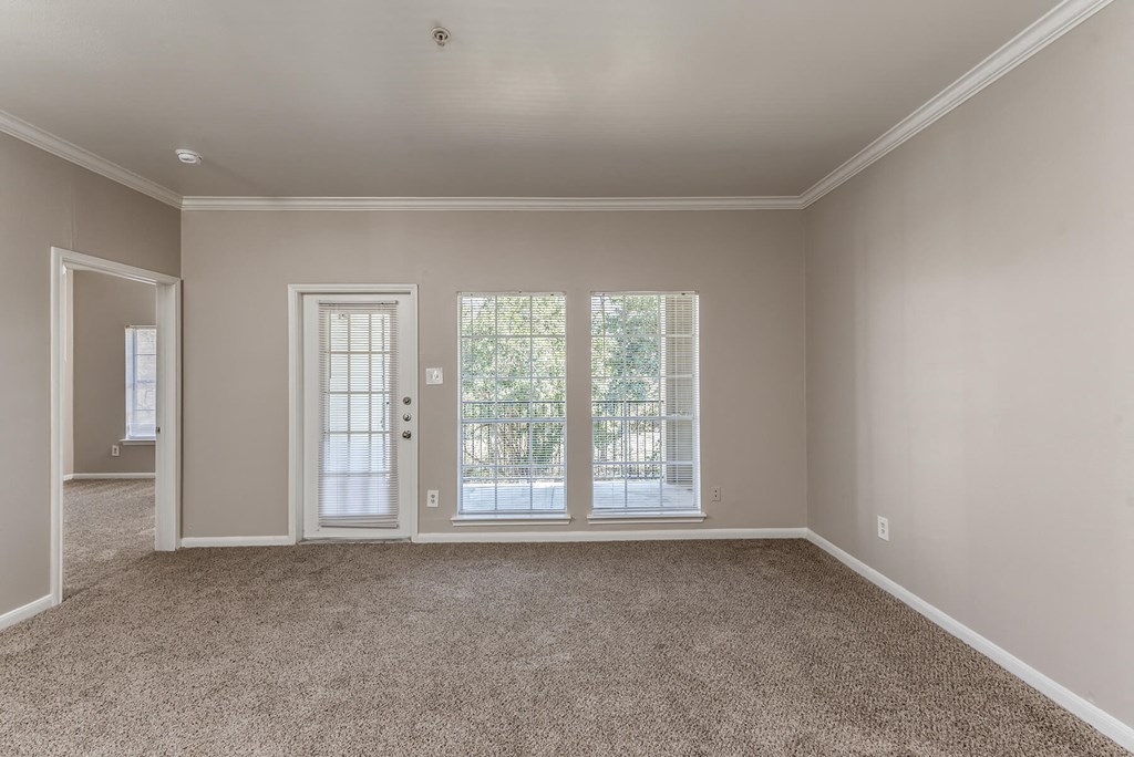 Vacant Living Room at Hollow Creek in Conroe TX