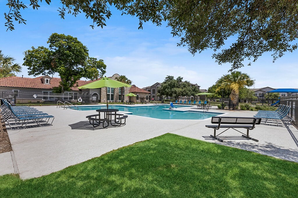 Pool courtyard at Bonito Parque Apartments in San Antonio TX