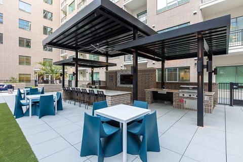 Pool Grill Area Seating at 1810 Main Apartments in Houston TX