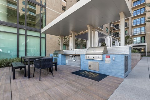 Pool grilling area at 1010 Waugh Apartments in Houston TX