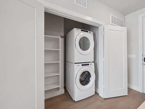 Vacant Gradietn Design Package Washer and Dryer Heights at 1520 Apartments in Houston TX