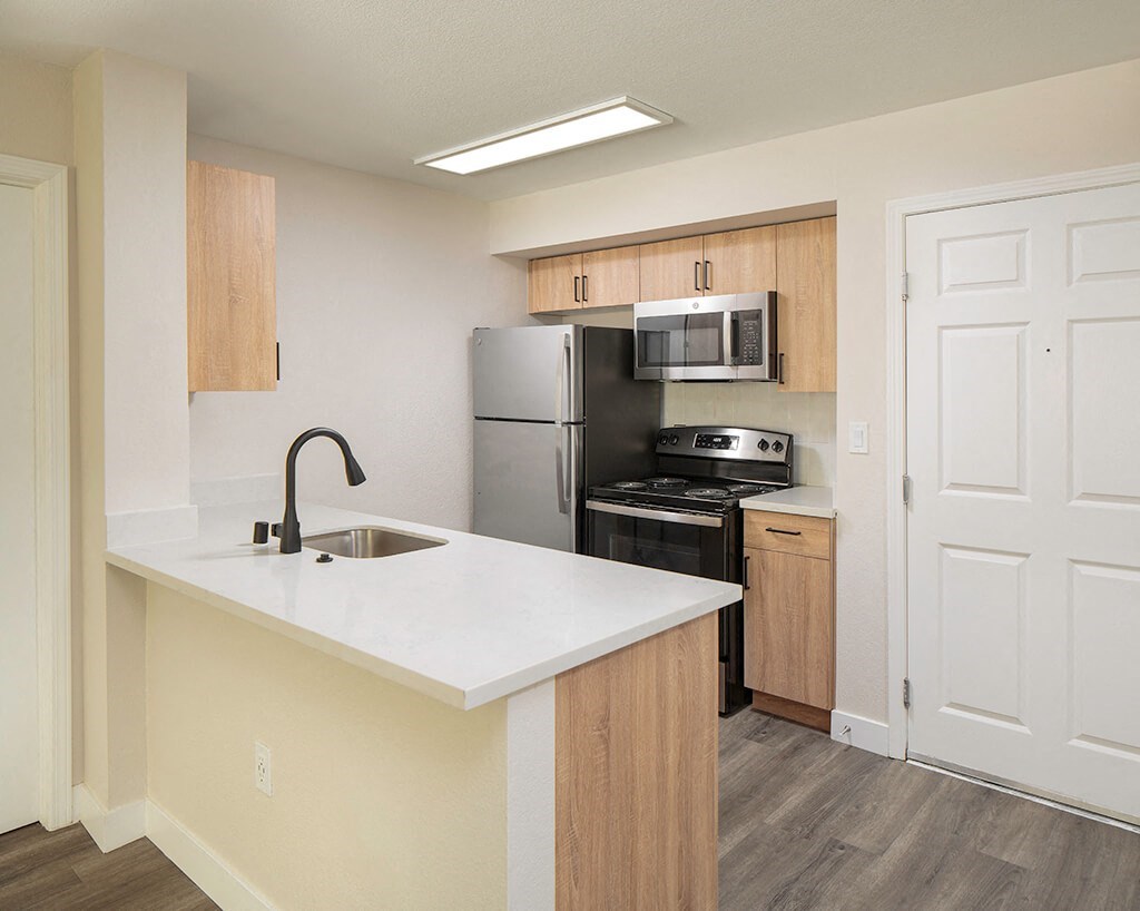 Vacant Light Finish Kitchen at il Palazzo Apartments in San Diego CA