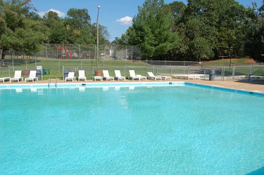swimming pool and wading pool at Brentwood Apartment Homes in Manassas, VA - Photo Gallery