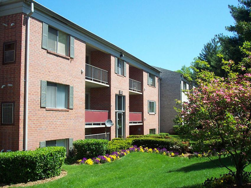 clean kept grounds at Oakfield Apartment Homes in Wheaton, MD