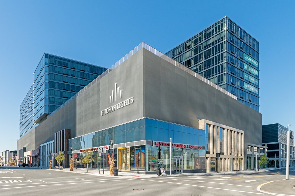 Apartment Exterior at Hudson Lights, Fort Lee, NJ, 07024