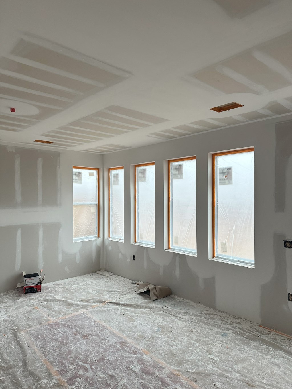 a living room with no walls and four windows in it