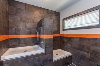 additional photo for property listing at chic digs with room to stretch out in the village 22 car