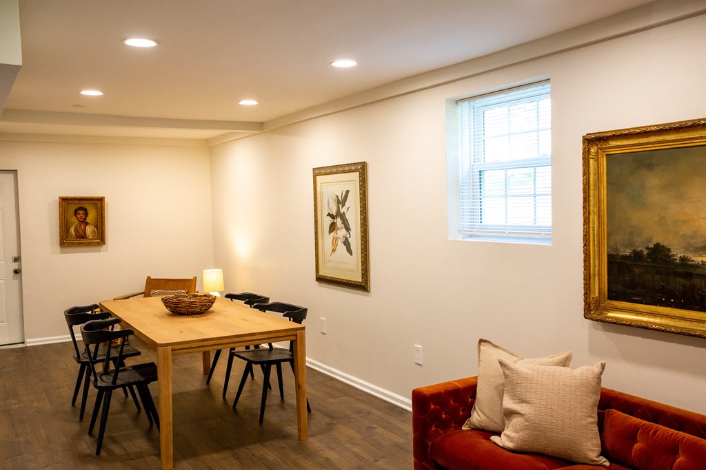 12 South Magnolia Lounge