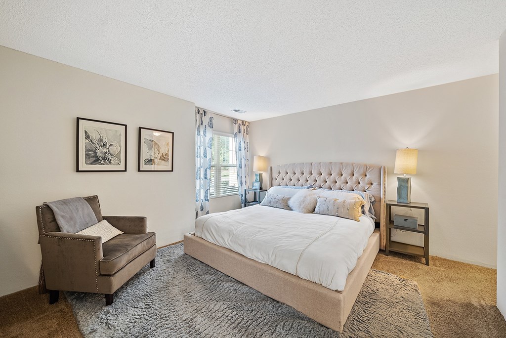 29 Edgewater Apartments Bedroom