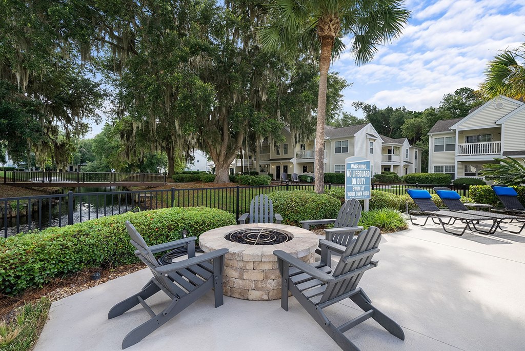 29 Edgewater Apartments Fire Pit