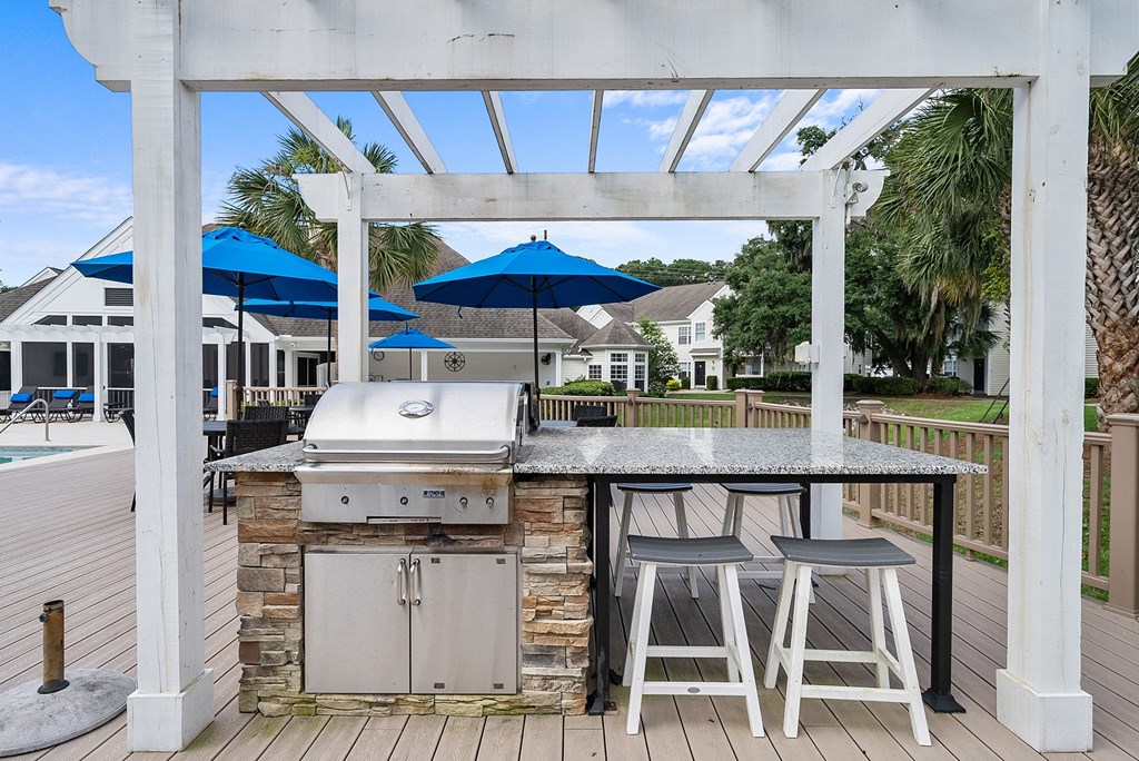 29 Edgewater Apartments Grilling