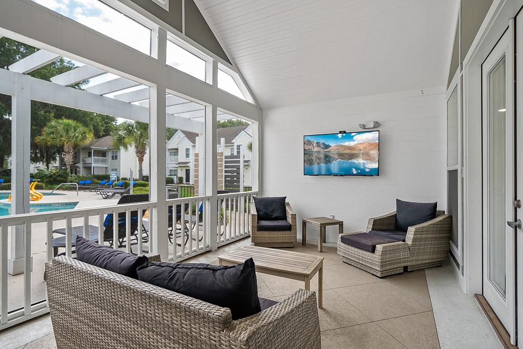 29 Edgewater Apartments Outdoor Lounge