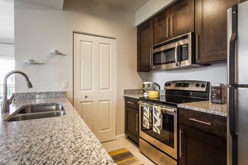 the kitchen at the enclave at woodbridge apartments in sugar land, tx - Photo Gallery 22