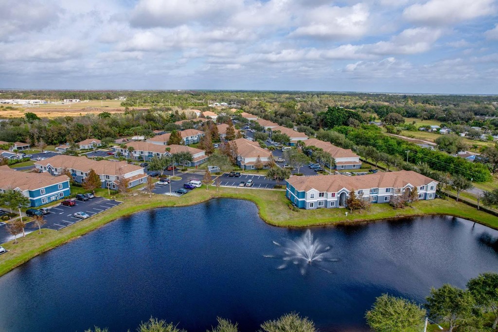 A large body of water with a fountain in the middle of it.