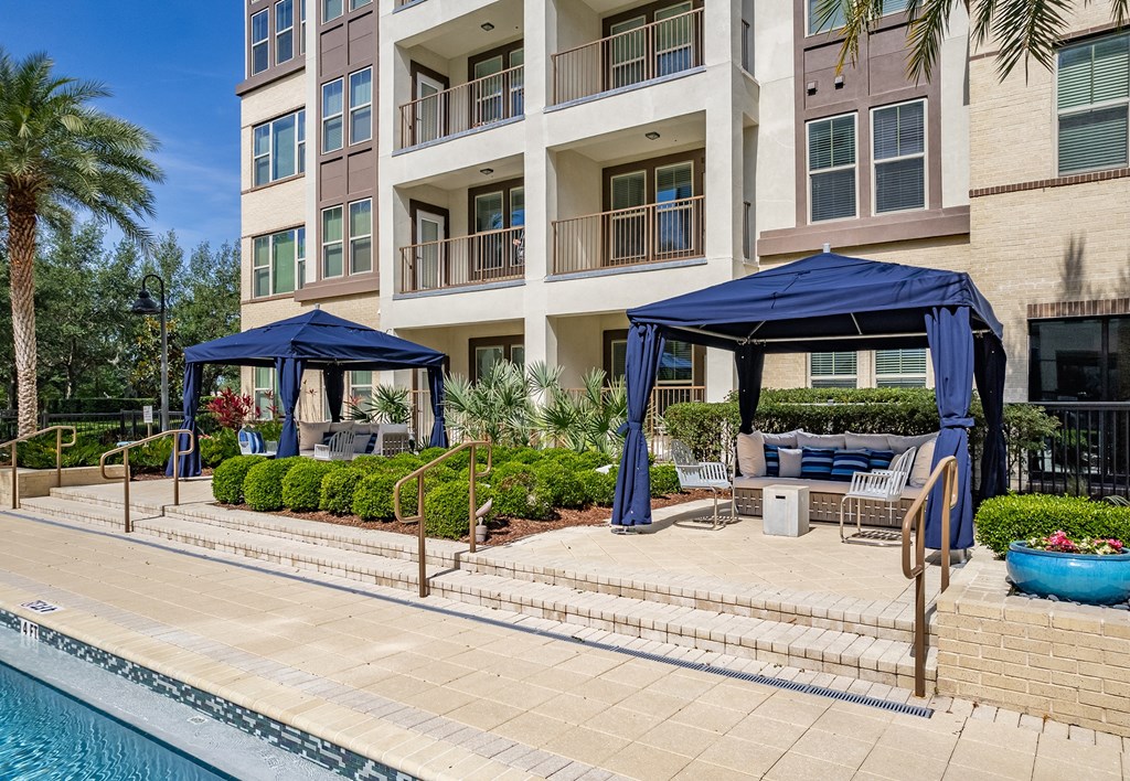 the preserve at ballantyne commons pool and patio with umbrellas and chairs