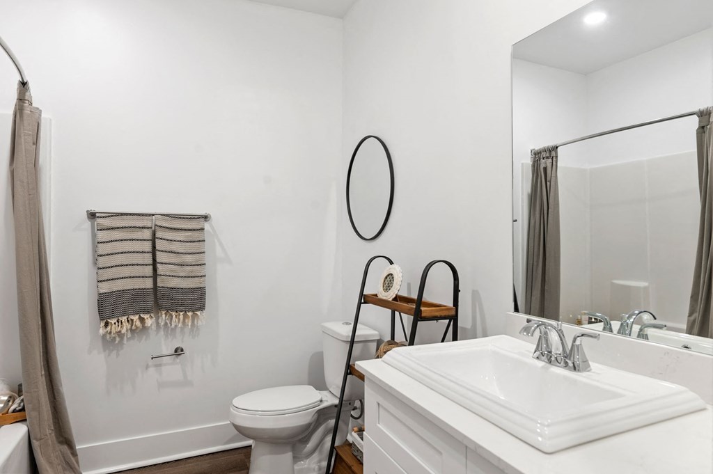 Pointe Grand Apartment Homes - Bathroom