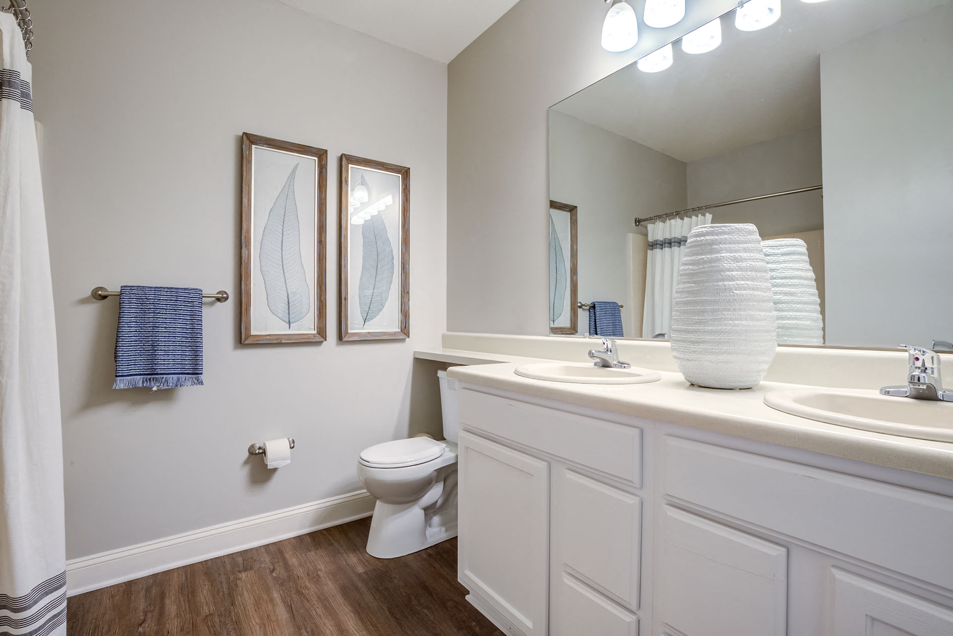 Enclave at Rivergate bathroom.