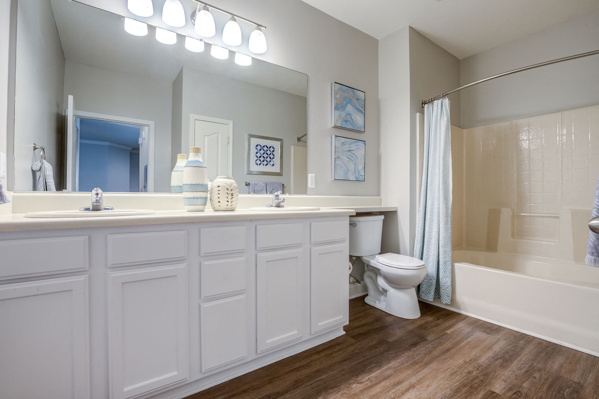 Enclave at Rivergate bathroom.