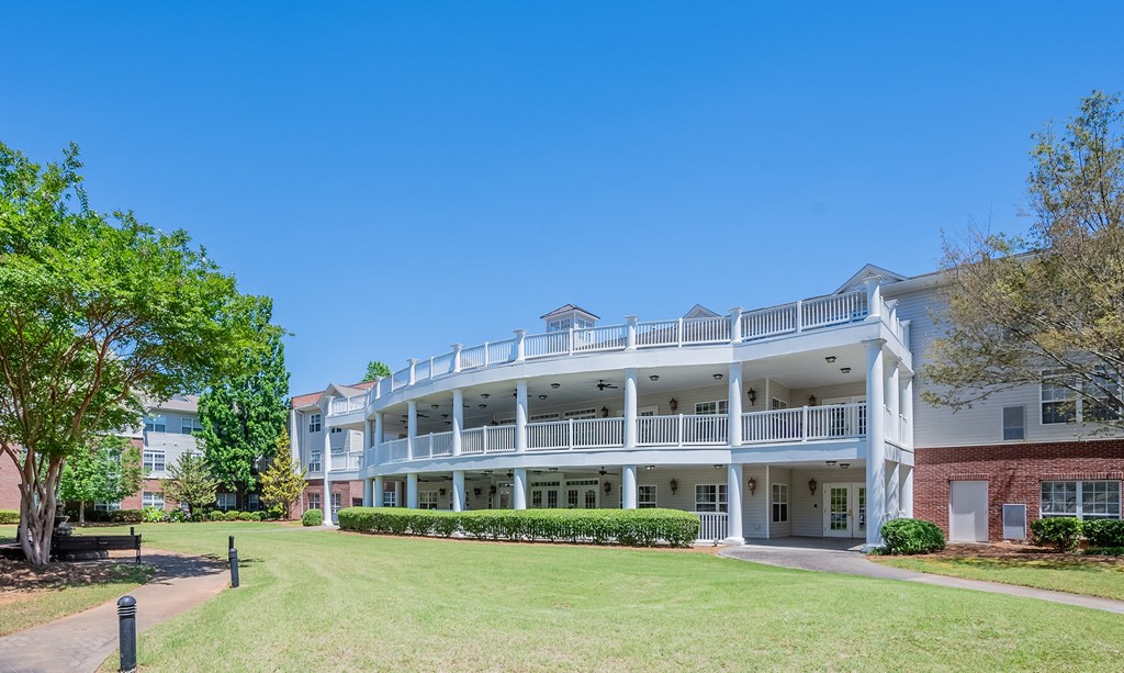 the preserve at ballantyne commons apartments courtyard and building exterior