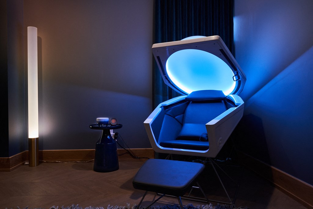 an underwater light in a room with an underwater chair
