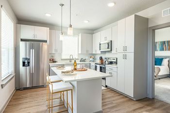 MADISON POINTE KITCHEN