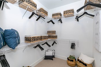 LUNA UPPERWESTSIDE CLOSET