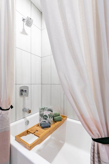 LUNA UPPERWESTSIDE BATHROOM