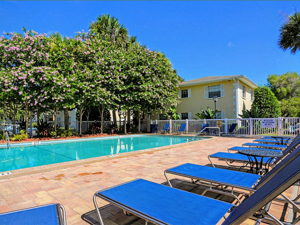 Our beautiful pool is just waiting for you at Fountains of Largo, Largo