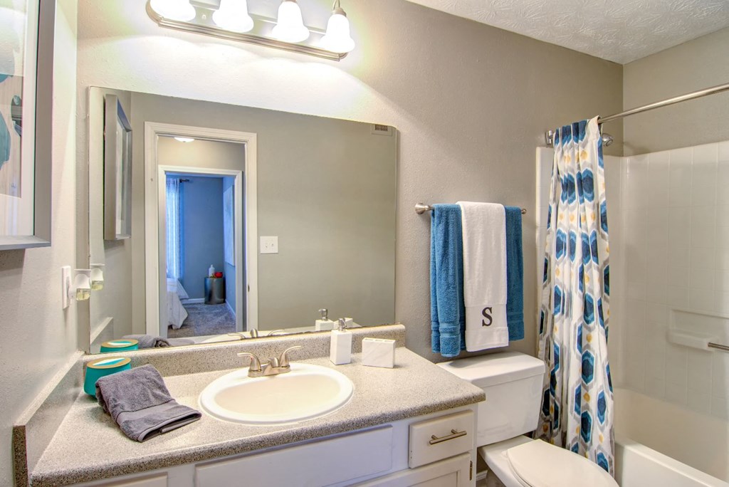 Sutter Lake Apartments Bathroom