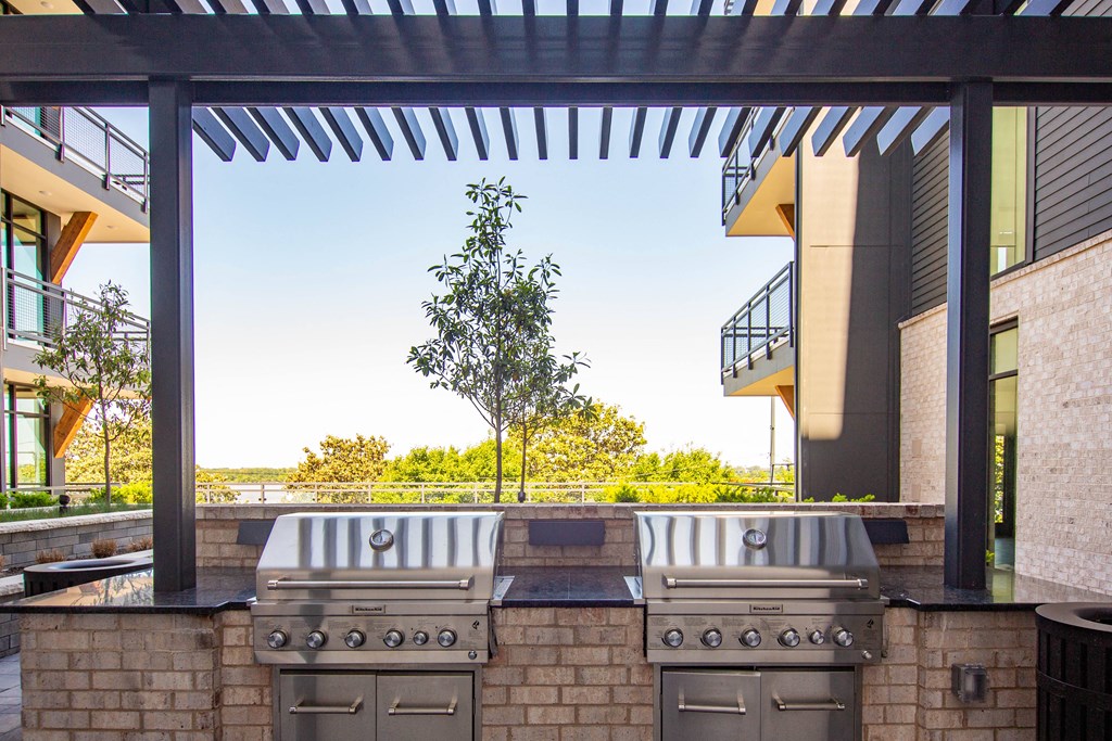 Downtown Memphis, TN Luxury Apartments - The Landing - Grilling Station under Pergola.
