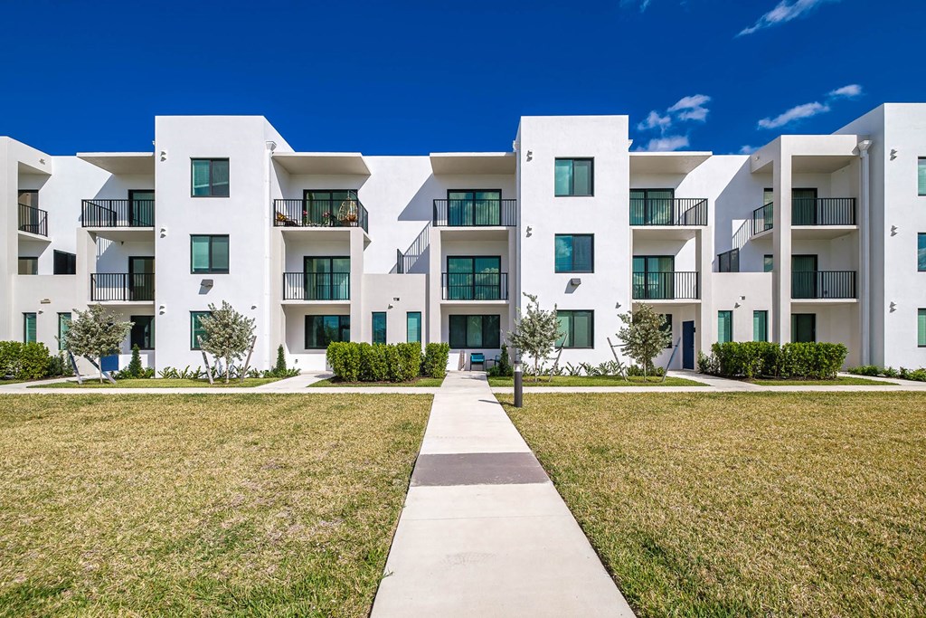 modern apartment buildings with grass and a sidewalk at Altis Blue Lake, Florida, 33467