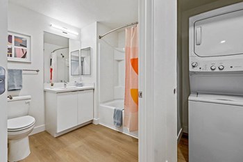 Blake - B6 Floor Plan - One Bedroom - 700sf - Bathroom View 03 - Photo Gallery 6