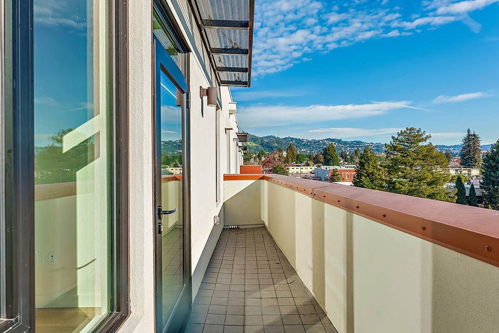 Blake - B5 Floor Plan - One Bedroom - 700sf - Balcony View 01