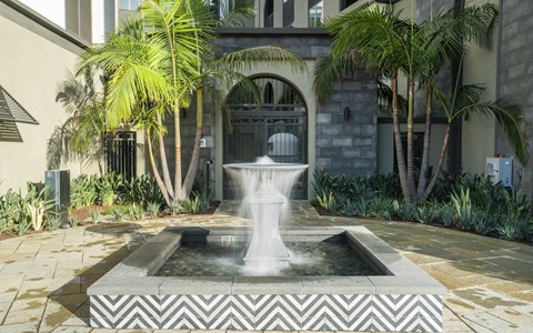 A fountain in the middle of a garden.