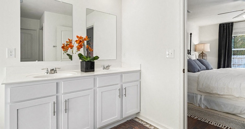 White Bathroom at The Grove Moundville, Moundville