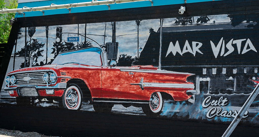 Mar Vista's shops and restaurants are just a short drive down Venice Blvd